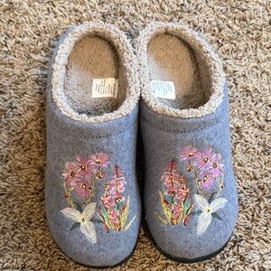 LL Bean Embroidered Bluish/Gray Slippers with Floral Design Sz 8 Daybreak Scuffs
